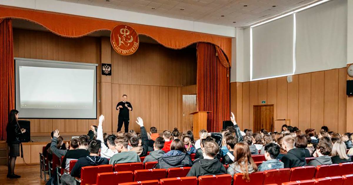 Основатель МаксМаркет — Максим Ильин 26 мая 2022 года выступил перед студентами Звенигородского финансово-экономического колледжа