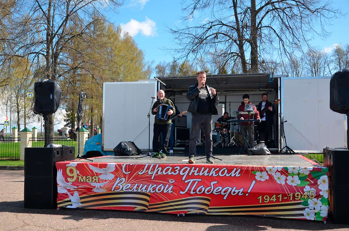 На центральной площадке проходил концерт популярной фолк - группы «Ярилов Зной»